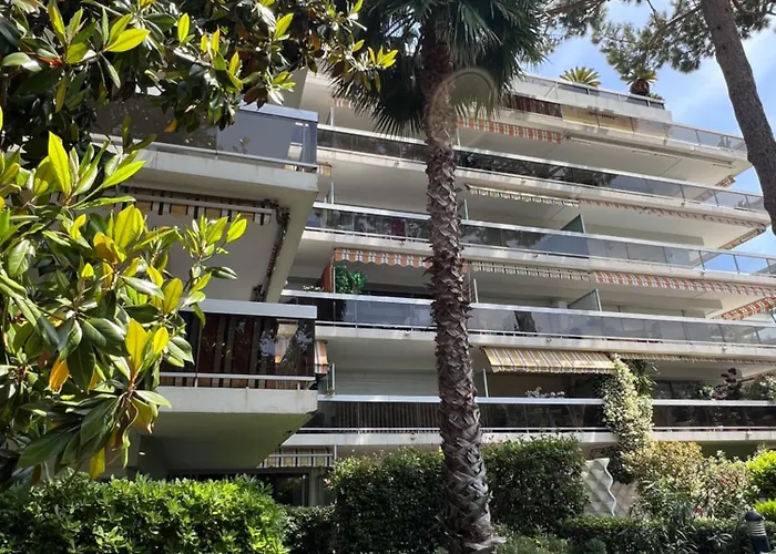 Beautiful In Juan Les Pins Антиб